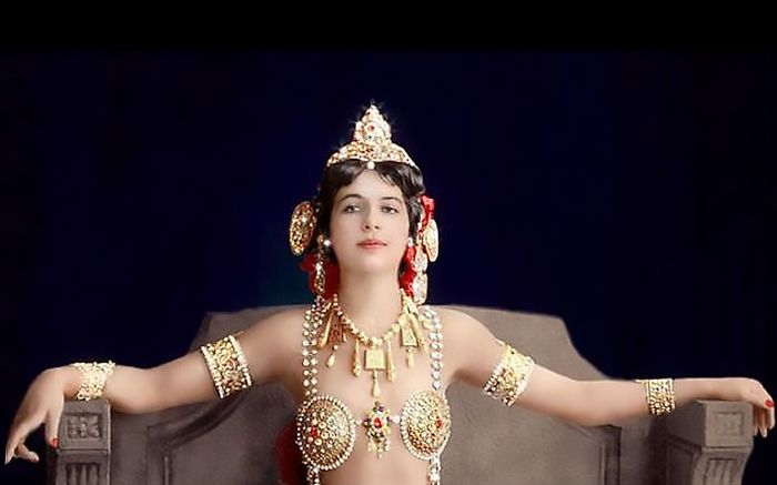 Potret Zelle alias Mata Hari setelah diwarnai oleh seniman Olga Shirnina.