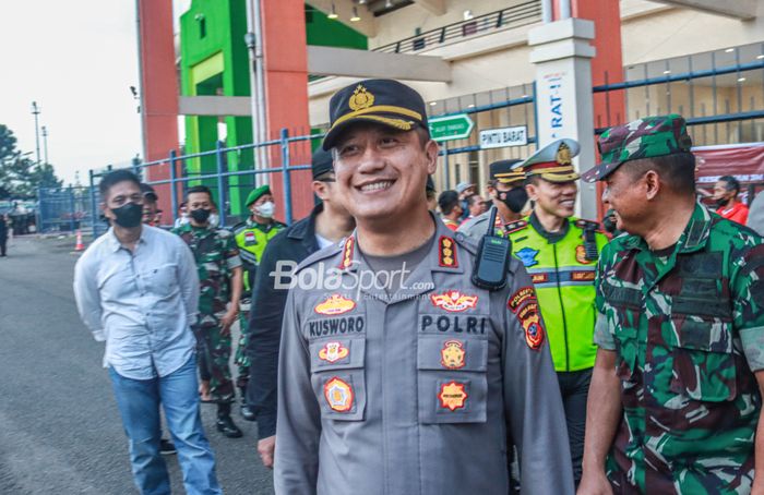 Kapolresta Bandung Kombes Pol Kusworo Wibowo saat meninjau penonton suporter timnas Indonesia yang ada di Stadion Si Jalak Harupat, Bandung, Jawa Barat, 1 Juni 2022.