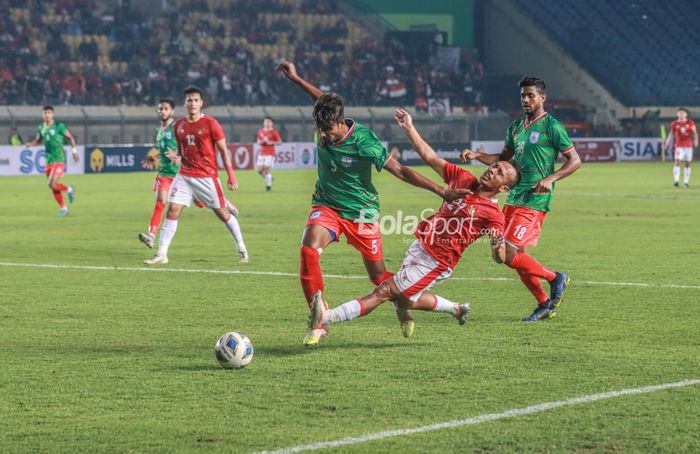 Pemain sayap kanan timnas Indonesia, Irfan Jaya (kanan), nampak sedang berduel dengan salah satu pemain timnas Bangladesh di Stadion Si Jalak Harupat, Bandung, Jawa Barat, Rabu (1/6/2022).