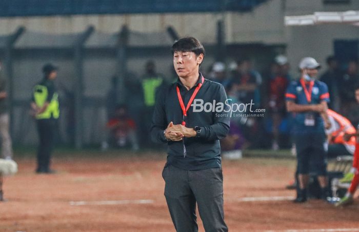 Pelatih timnas Indonesia, Shin Tae-yong, sedang mengamati para pemainnya saat bertanding di Stadion Si Jalak Harupat, Bandung, Jawa Barat, 1 Juni 2022.