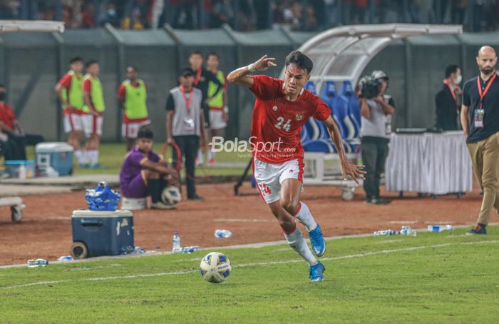 Bek sayap kanan timnas Indonesia, Koko Ari Araya, nampak sedang menguasai bola di Stadion Si Jalak Harupat, Bandung, Jawa Barat, 1 Juni 2022.