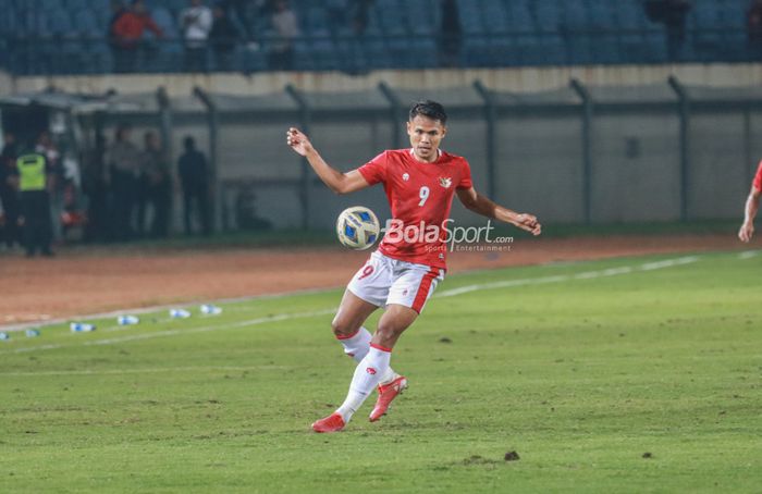 Striker timnas Indonesia, Dimas Drajad, sedang menguasai bola di Stadion Si Jalak Harupat, Bandung, Jawa Barat, 1 Juni 2022.