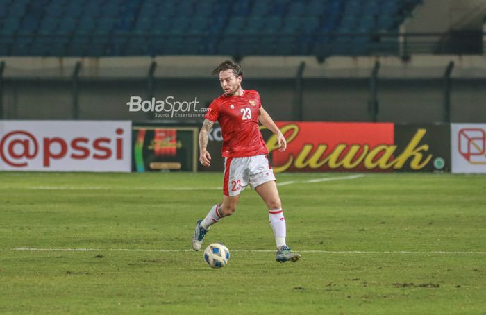 Gelandang timnas Indonesia, Marc Klok, sedang menguasai bola di Stadion Si Jalak Harupat, Bandung, Jawa Barat, 1 Juni 2022.