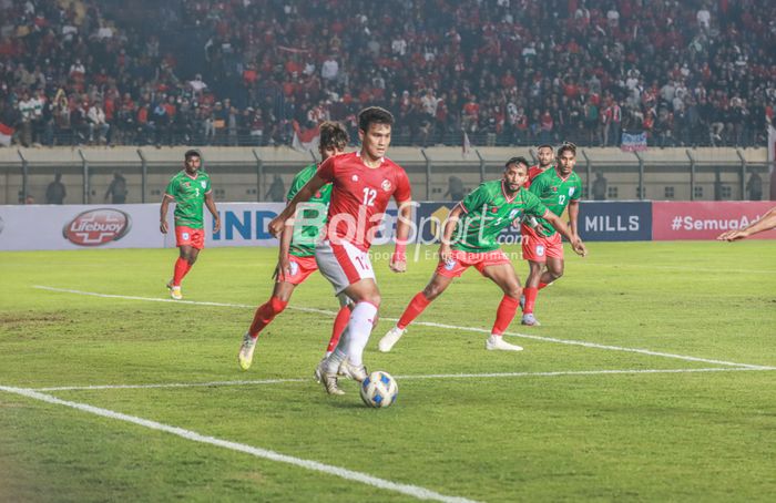Pemain Timnas Indonesia, Muhammad Rafli saat menguasai bola dari kawalan pemain Bangladesh dalam laga FIFA Matchday, di Stadion Si Jalak Harupat, Soreang, Kabupaten Bandung, Jawa Barat, Rabu (1/6/2022)