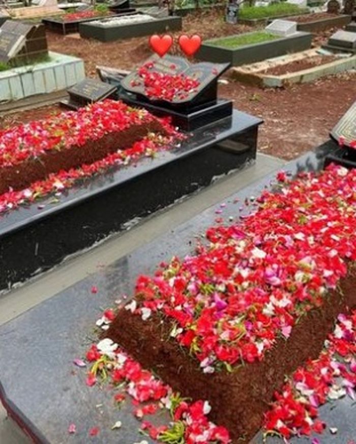 Makam Vanessa Angel dan Bibi Ardiansyah.