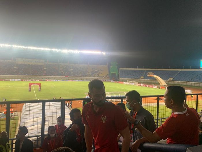 Jordi Amat menghadiri pertandingan timnas Indonesia vs Bangladesh di tribun penonton.