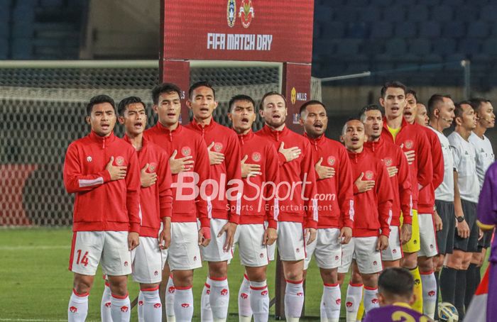 (Dari kiri ke kanan) Asnawi Mangkualam, Pratama Arhan, Muhammad Rafli, Rizky Ridho, Rachmat Irianto, Marc Klok, Saddil Ramdani, Irfan Jaya, Stefano Lilipaly, Nadeo Argawanita, sedang menyanyikan lagu Indonesia Raya (skuat timnas Indonesia/skuad timnas Indonesia)