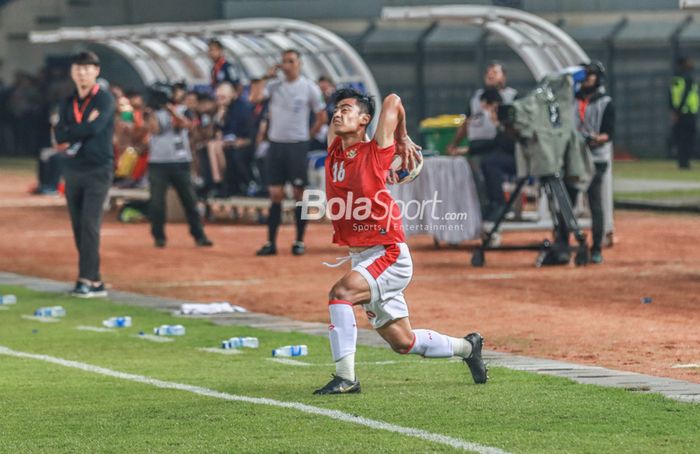 Bek sayap kiri timnas Indonesia, Pratama Arhan, sedang melakukan lemparan ke dalam di Stadion Si Jalak Harupat, Bandung, Jawa Barat, 1 Juni 2022.