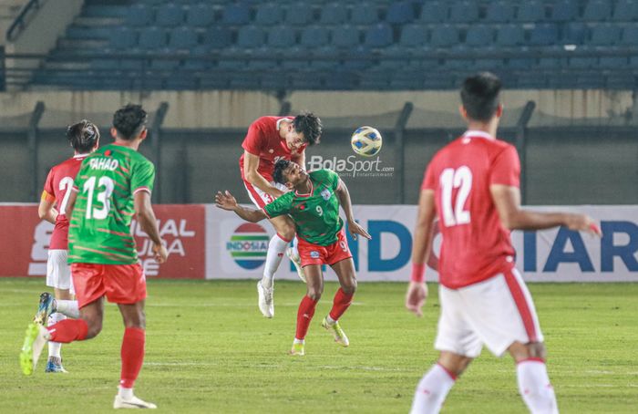 Bek timnas Indonesia, Elkan Baggott (kiri), sedang berduel udara di Stadion Si Jalak Harupat, Bandung, Jawa Barat, 1 Juni 2022.