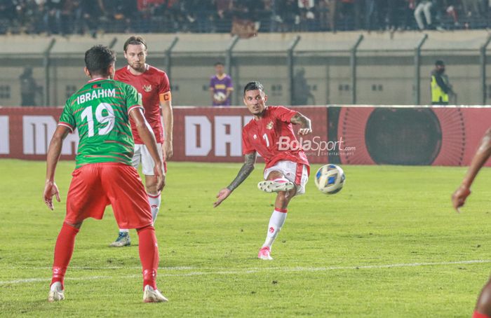 Pemain sayap kanan timnas Indonesia, Stefano Lilipaly (kanan), sedang menendang bola di Stadion Si Jalak Harupat, Bandung, Jawa Barat, 1 Juni 2022.