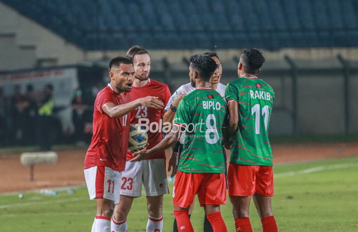 Saddil Ramdani (kiri) nampak sempat beradu mulut dengan sejumlah pemain timnas Bangladesh di Stadion Si Jalak Harupat, Bandung, Jawa Barat, 1 Juni 2022.