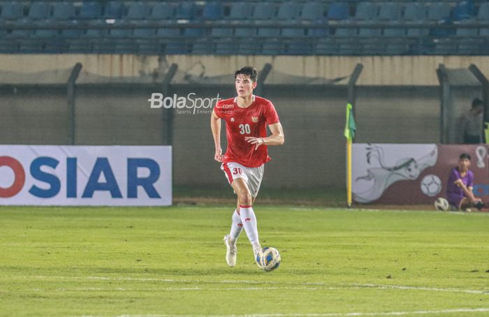 Bek timnas Indonesia, Elkan Baggott, sedang menguasai bola di Stadion Si Jalak Harupat, Bandung, Jawa Barat, 1 Juni 2022.