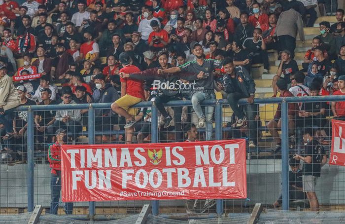 Sejumlah suporter timnas Indonesia nampak menyuarakan dukungannya di Stadion Si Jalak Harupat, Bandung, Jawa Barat, 1 Juni 2022.