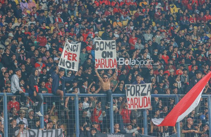 Sejumlah suporter timnas Indonesia nampak menyuarakan dukungannya di Stadion Si Jalak Harupat, Bandung, Jawa Barat, 1 Juni 2022.