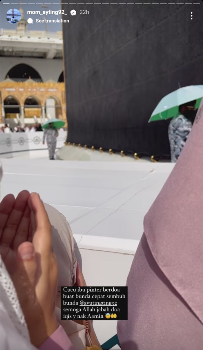 Bilqis berdoa di depan ka'bah.