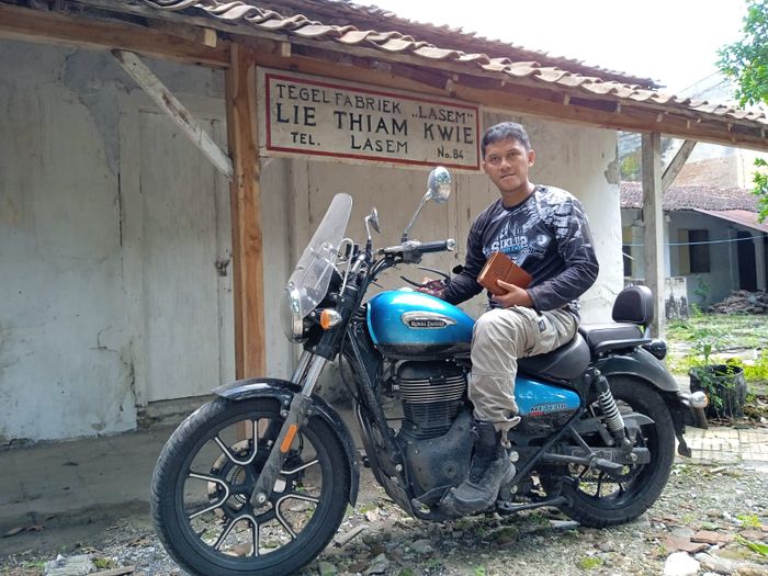 Ady Setyawan singgah di Lasem, pecinan di tepian Jalan Raya Pos. 'Jelajah Tiga Zaman Jalan Raya Pos' merupakan program #SayaPejalanBijak yang menggandeng Intisari dan National Geographic, didukung oleh Royal Enfield.
