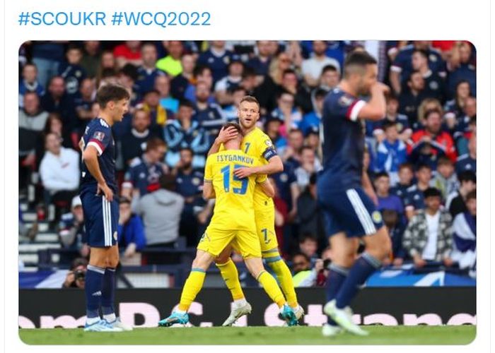 Andriy Yarmolenko memeluk Viktor Tsygankov usai cetak gol dalam duel Skotlandia vs Ukraina pada play-off Piala Dunia 2022 di Hampde Park, Glasgow (1/6/2022).