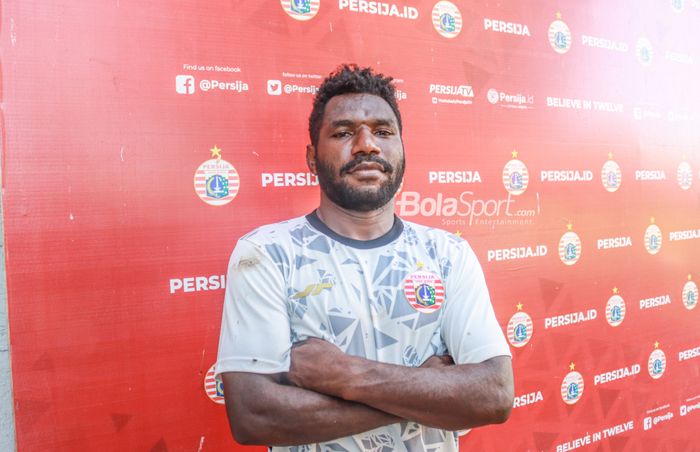 Penyerang Persija Jakarta, Ricky Cawor, nampak berpose saat ditemui di Lapangan Nirwana Park, Sawangan, Jawa Barat, 3 Juni 2022.