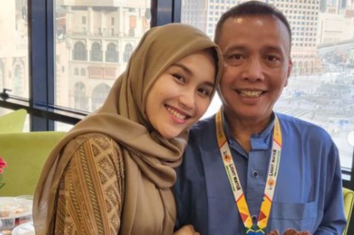 Ayah Ayu Ting Ting, Ayah Rozak