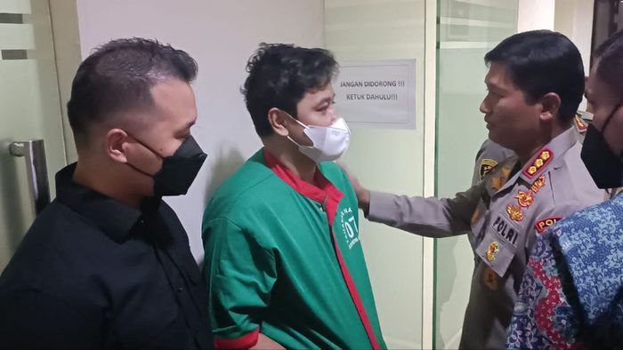 Gitaris band Kahitna Andrie Bayuajie di Polres Jakarta Barat, Jumat (3/6/2022).