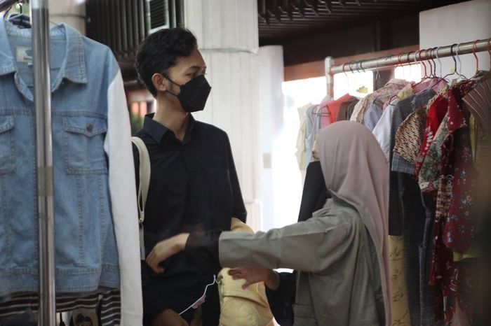 Menurut Bagus (kiri) dan Nisa (kanan), kegiatan ini menjadi wadah mereka untuk menukarkan pakaian layaknya. Mereka berharap kegiatan Barter.in ini bisa diadakan lagi dan lebih besar.