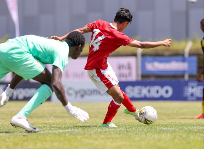 Raka Cahyana Rizky berhasil menguasai bola yang lepas dari tangan kiper Ghana Vincent Anane dan mencetak gol untuk kemenangan Timnas U-19 Indonesia di Turnamen Toulon 2022.