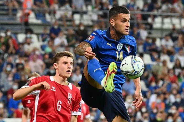 Aksi Gianluca Scamacca (kanan) saat membela timnas Italia menghadapi Lituania di Reggio Emilia (8/9/2021).