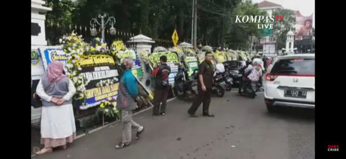 Karangan bunga di depan Gedung Pakuan Bandung.
