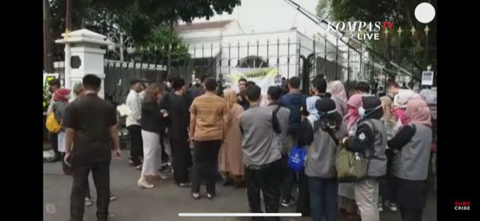 Pelayat takziah Eril di depan Gedung Pakuan Bandung.