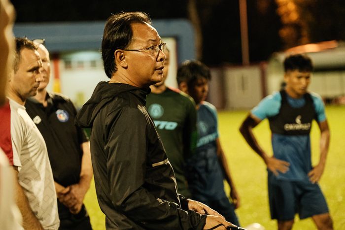Pelatih Sabah FC, Ong Kim Swee, memimpin latihan timnya jelang laga uji coba melawan Persija Jakarta.