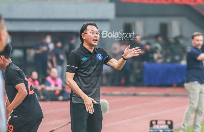 Pelatih Sabah FC, Ong Kim Swee, sedang memberikan arahan kepada para pemainnya di Stadion Patriot Candrabhaga, Bekasi, Jawa Barat, 5 Juni 2022.