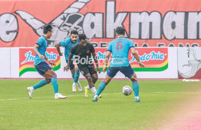 Striker Persija Jakarta, Ricky Cawor (tengah), sedang menguasai bola di Stadion Patriot Candrabhaga, Bekasi, Jawa Barat, 5 Juni 2022.