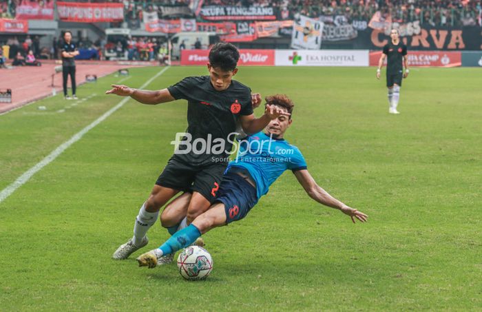 Pemain Persija Jakarta, Radzky Syahwal Ginting (kanan), sedang berebut bola dengan pilar Sabah FC bernama Tommy Mawat Anak Bada (kanan), di Stadion Patriot Candrabhaga, Bekasi, Jawa Barat, 5 Juni 2022.