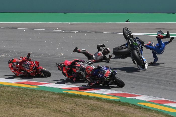 Pembalap LCR Honda, Takaaki Nakagami (tengah), terjatuh dari motornya dan menyebabkan kecelakaan besar yang juga melibatkan Francesco Bagnaia (Ducati/kiri)dan Alex Rins (Suzuki Ecstar/kanan) di tikungan pertama pada balapan MotoGP Catalunya di Sirkuit Catalunya, Spanyol, 5 Juni 2022.