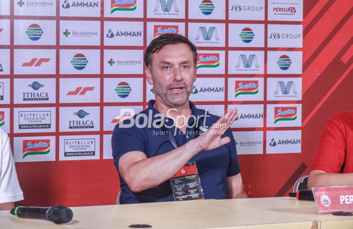 Pelatih Persija Jakarta, Thomas Doll, saat memberikan keterangan kepada awak media di Stadion Patriot Candrabhaga, Bekasi, Jawa Barat, 5 Juni 2022.