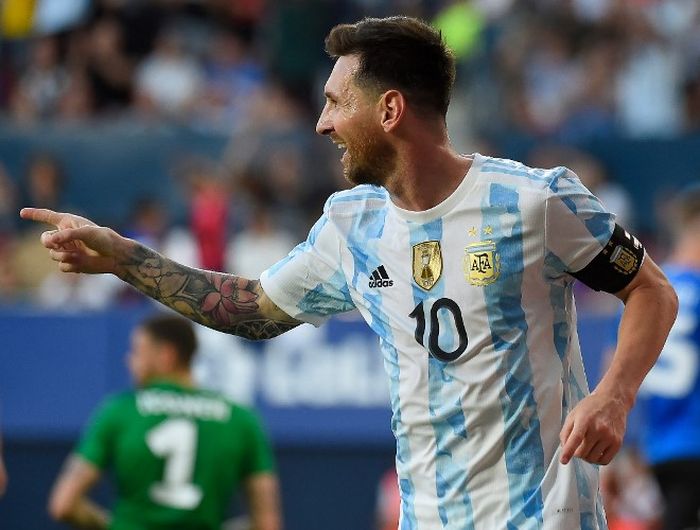 Lionel Messi dalam laga uji coba Argentina vs Estonia di Estadio El Sadar, Minggu (5/6/2022).