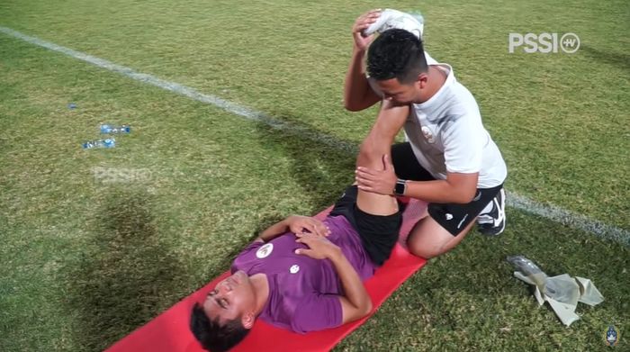 Bek timnas Indonesia, Asnawi Mangkualam mendapat perawatan saat sesi latihan, Minggu (5/6/2022).