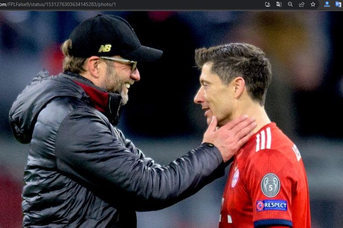 Juergen Klopp (kiri) dan Robert Lewandowski (kanan) saat bertemu dalam sebuah pertandingan antara Liverpool dan Bayern Muenchen.