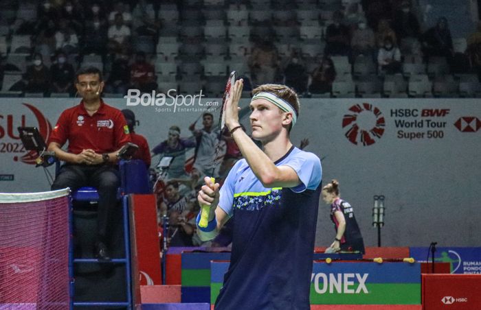 Atlet tunggal putra Denmark, Viktor Axelsen, nampak sedang memberikan salam ke penonton di Istora Senayan, Jakarta, 8 Juni 2022.