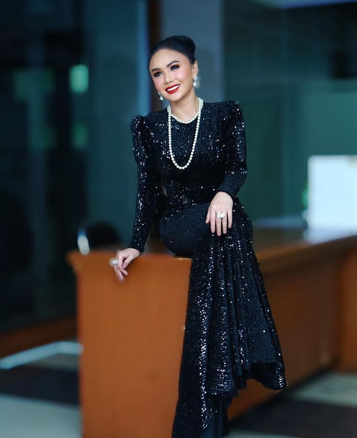 Potret Yuni Shara saat kenakan berbagai gaun megah.
