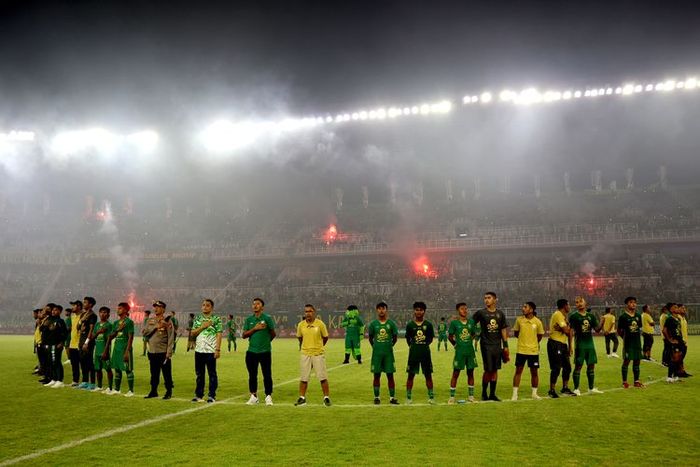 Persebaya Surabaya nyanyi bersama seusai uji coba melawan Persis Solo dalam rangka merayakan ulang tahun Surabaya ke 729 yang berakhir dengan skor 1-2 di Stadion Gelora Bung Tomo Surabaya, Minggu (22/5/2022) sore