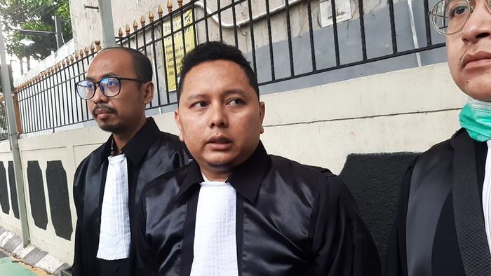 Kuasa Hukum Isa Zega, Pitra Romadoni, saat ditemui Grid.ID di Pengadipan Negeri Jakarta Selatan, Rabu (8/6/2022).