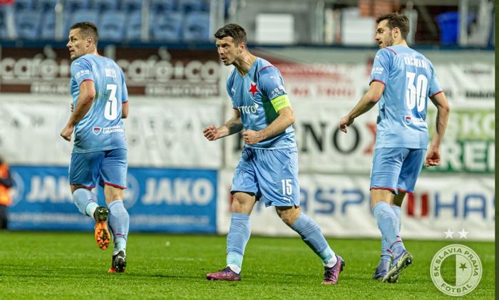 Klub Liga Ceko, Slavia Praha, mendoakan mantan pemainnya yang pernah membuat Lionel Messi mati kutu, Ondrej Kudela (tengah), agar bisa sukses bersama klub barunya, Persija Jakarta.