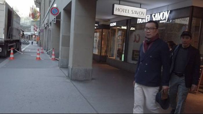 Ridwan Kamil dan adik kandungnya, Elpi Nazmuzzaman meninggalkan hotel tempat menginap di Bern untuk pulang ke Indonesia,