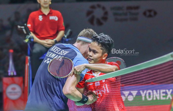 Anthony Sinisuka Ginting dihentikan Viktor Axelsen pada Indonesia Masters 2022 dengan skor 15-21, 15-21 (tampak dalam gambar) dan Indonesia Open 2022 dengan skor 13-21, 21-19, 9-21.