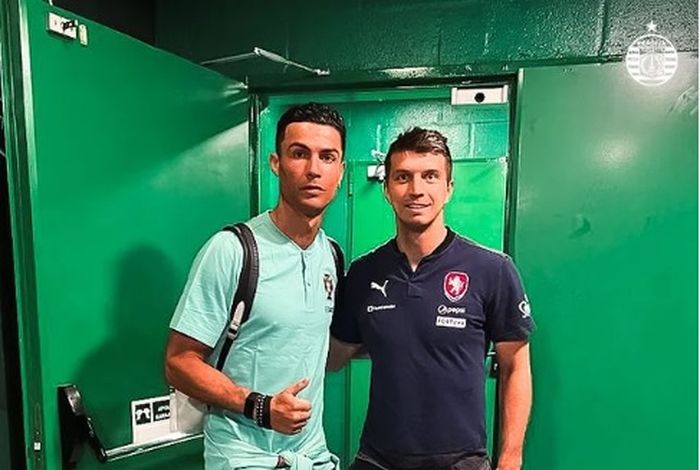 Salah satu klub raksasa Liga Indonesia, Persija Jakarta, memamerkan momen kebersamaan pemain anyarnya, Ondrej Kudela, dengan megabintang timnas Portugal, Cristiano Ronaldo.