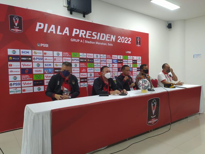 Konferensi pers yang dihadiri Iwan Setiawan (wakil ketua PSSI), Mochamad Iriawan (Ketua Umum PSSI), Zainudin Amali (Menpora RI),  Irjen. Pol. Drs. Ahmad Luthfi, S.St.Mk., S.H (Kapolda Jawa Tengah), Achmad Hadian Lukita (Direktur PT Liga Indonesia Baru) di Stadion Manahan, Solo, Sabtu (11/6/2022)