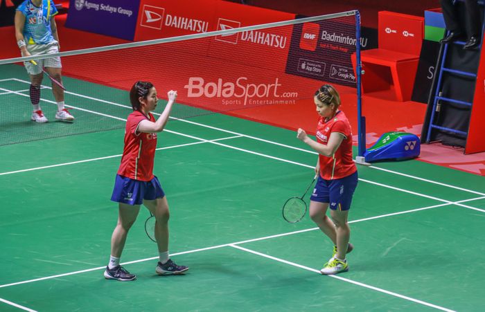 Atlet bulutangkis ganda putri China, Chen Qing Chen dan Jia Yifan, sedang mengepal tangan tanda keberhasilannya saat bertanding di Istora Senayan, Jakarta, 12 Juni 2022.