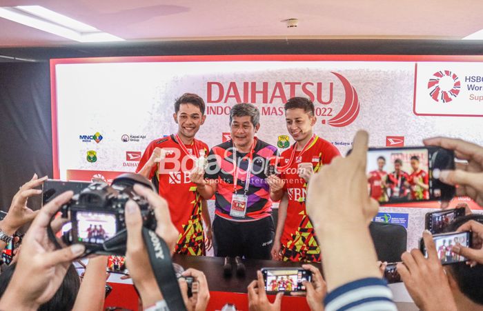 Atlet bulutangkis ganda putra Indonesia, Fajar Alfian (kiri) dan Muhammad Rian Ardianto (kanan), sedang berfoto dengan sang pelatih bernama Herry Iman Piengardi (Herry IP) di Istora Senayan, Jakarta, 12 Juni 2022.