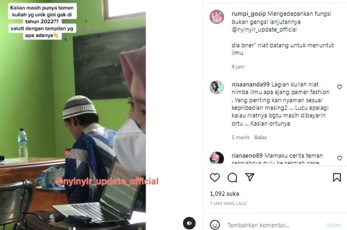 Seorang mahasiswa tak malu berpakaian sederhana.